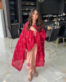 Ushna Shah feet photo 12