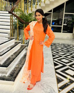 Ushna Shah feet photo 11