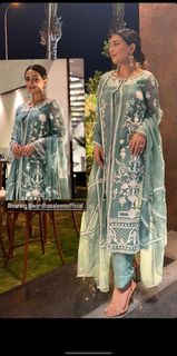Ushna Shah feet photo 4