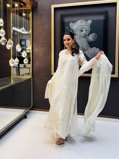 Ushna Shah feet photo 8