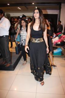 Vaani Kapoor feet photo thumbnail