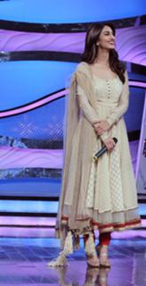 Vaani Kapoor feet photo thumbnail
