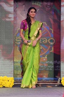 Vaani Kapoor feet photo thumbnail