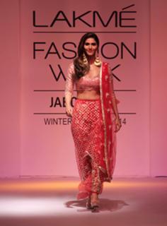 Vaani Kapoor feet photo thumbnail