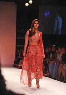 Vaani Kapoor feet photo thumbnail
