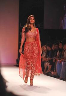 Vaani Kapoor feet photo thumbnail