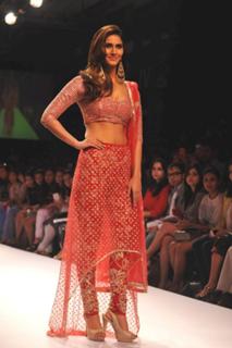 Vaani Kapoor feet photo thumbnail