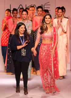 Vaani Kapoor feet photo thumbnail