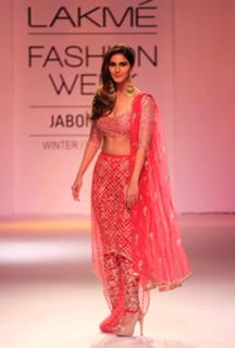 Vaani Kapoor feet photo thumbnail