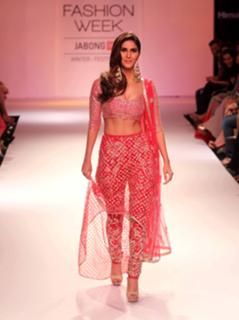 Vaani Kapoor feet photo thumbnail