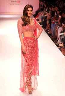 Vaani Kapoor feet photo thumbnail