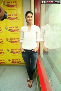 Vaani Kapoor feet photo thumbnail