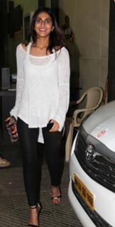 Vaani Kapoor feet photo thumbnail