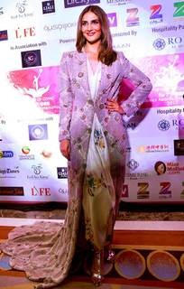Vaani Kapoor feet photo thumbnail