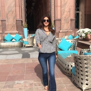 Vaani Kapoor feet photo thumbnail