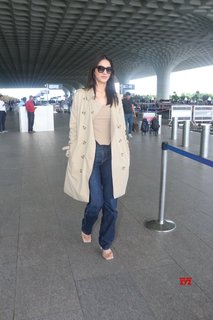 Vaani Kapoor feet photo thumbnail