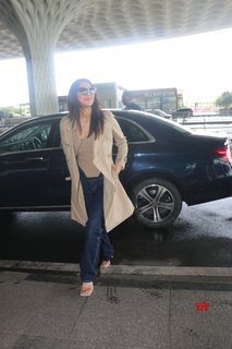 Vaani Kapoor feet photo thumbnail