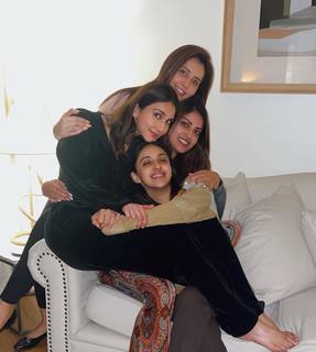 Vaani Kapoor feet photo thumbnail