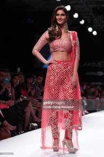 Vaani Kapoor feet photo thumbnail