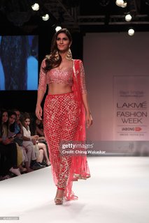 Vaani Kapoor feet photo thumbnail