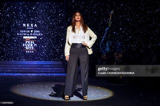Vaani Kapoor feet photo thumbnail