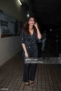 Vaani Kapoor feet photo thumbnail