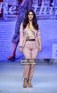 Vaani Kapoor feet photo thumbnail