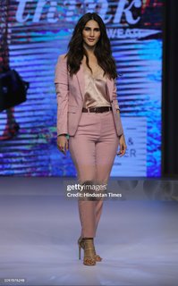 Vaani Kapoor feet photo thumbnail