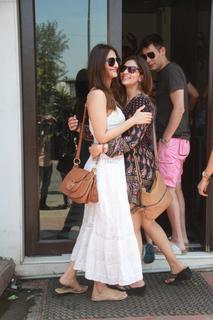 Vaani Kapoor feet photo thumbnail