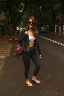 Vaani Kapoor feet photo thumbnail