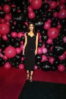Vaani Kapoor feet photo thumbnail