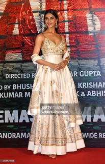 Vaani Kapoor feet photo thumbnail