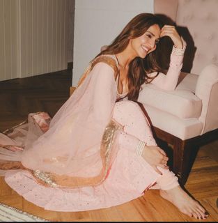 Vaani Kapoor feet photo thumbnail