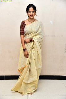 Vaishnavi Chaitanya feet photo 8