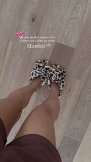 Vale Genta feet photo thumbnail