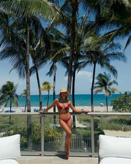 Vale Genta feet photo thumbnail