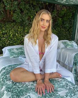 Valentina Ferragni feet photo thumbnail