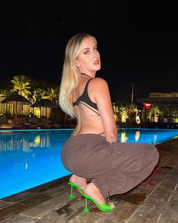 Valentina Ferragni feet photo thumbnail