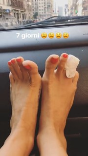 Valentina Fradegrada feet photo thumbnail