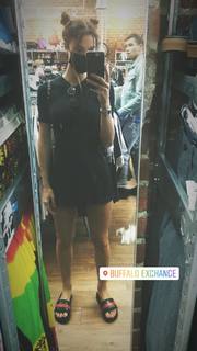 Valentina Fradegrada feet photo thumbnail