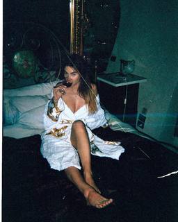 Valentina Fradegrada feet photo thumbnail