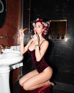 Valentina Fradegrada feet photo thumbnail