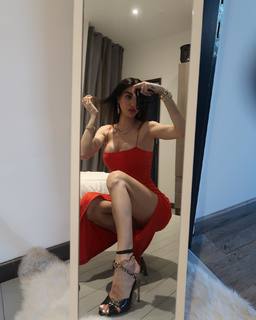 Valentina Fradegrada feet photo thumbnail