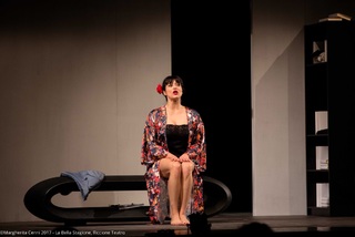 Valentina Lodovini feet photo thumbnail