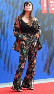 Valentina Lodovini feet photo thumbnail