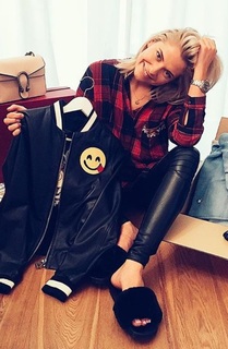 Valentina Pahde feet photo thumbnail