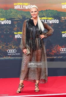 Valentina Pahde feet photo thumbnail