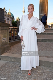 Valentina Pahde feet photo thumbnail