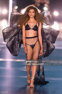 Valentina Sampaio feet photo 17