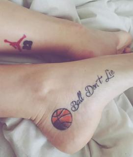 Valentina Vignali feet photo thumbnail